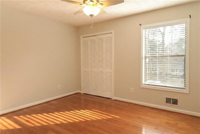 Building Photo - 516 Faith St