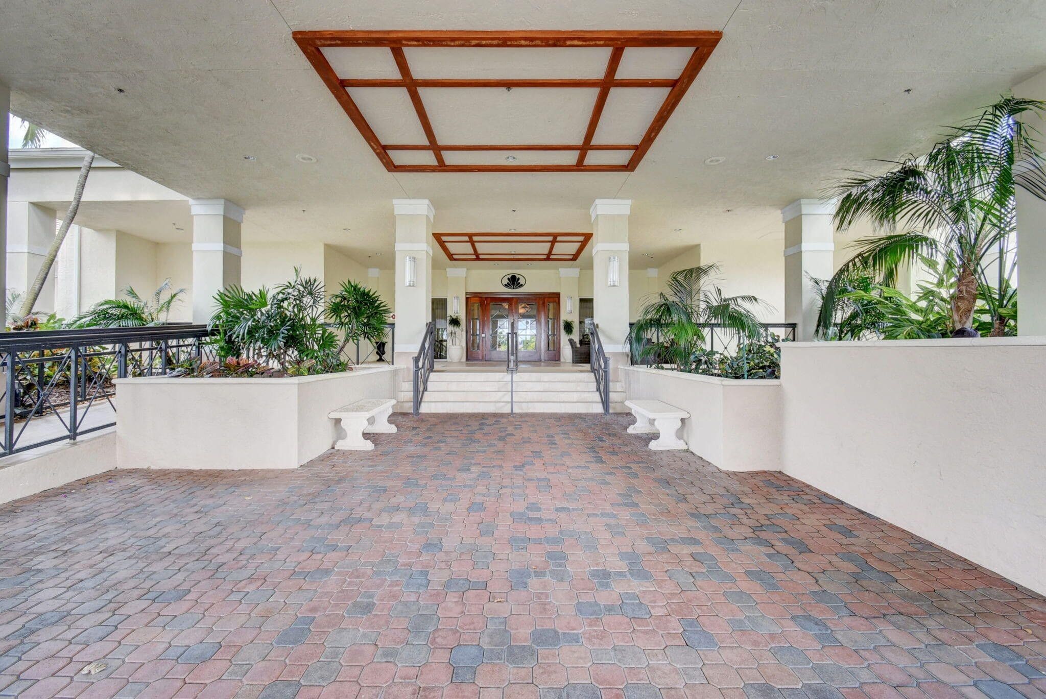 Building Photo - 5547 Fairway Park Dr