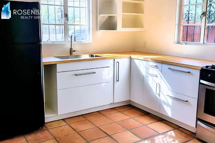 Building Photo - 3433 E Pima St