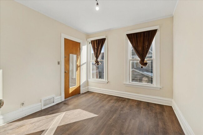 Building Photo - 2144 W Montrose Ave