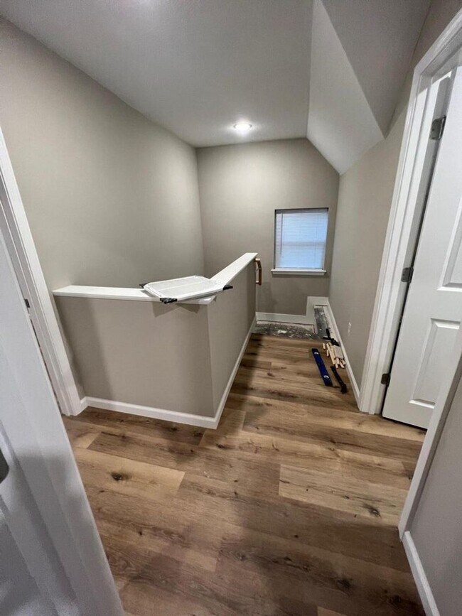 Building Photo - Beautifully Updated 4 Bed 2.5 Bath House!