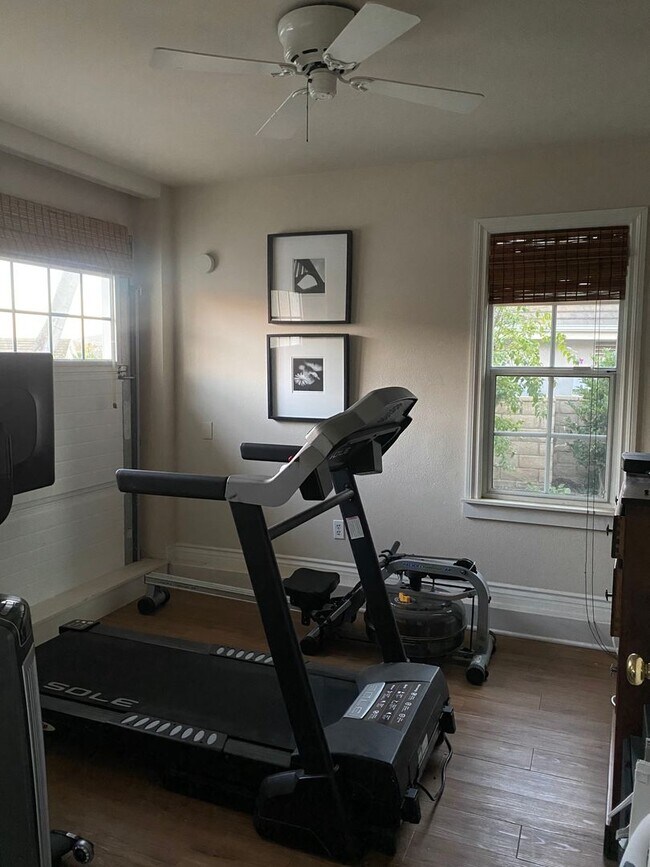 Building Photo - Private Courtyard Entry & Expansive Backyard Oasis