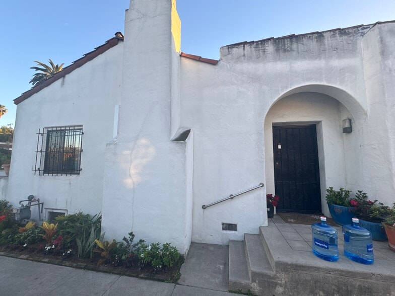 Building Photo - 1147 S Victoria Ave