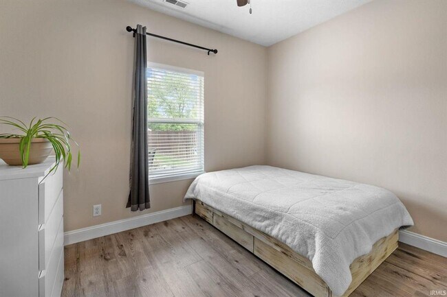 Building Photo - 3BR + Den + Biggest Fenced Yard in Neighbo...