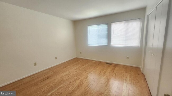 Building Photo - Arlington Townhouse With Attached Garage!