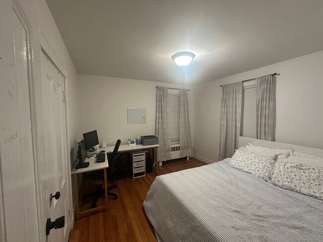 Building Photo - 82 Dustin St