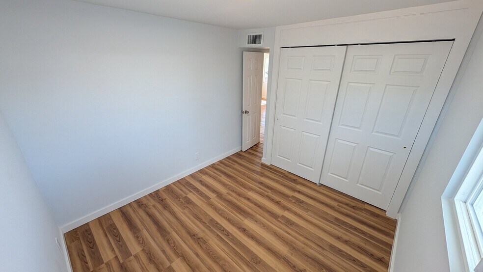 Building Photo - 1406 W Vogel Ave