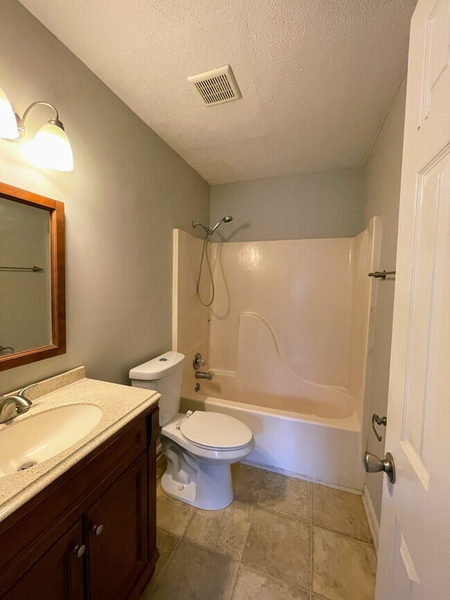 Building Photo - 5001-5007 7 Pine Cir