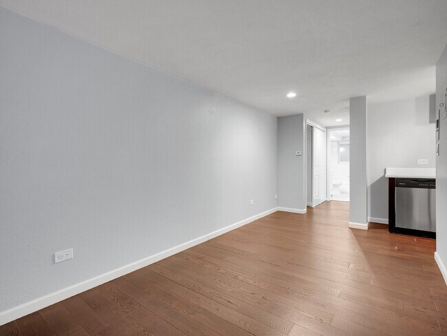 Building Photo - $1,625 - 1 Bed 1 Bath Condo Available Near...