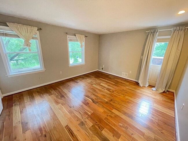 Building Photo - Luxury 5 bed, 3.5 bath with Pool!