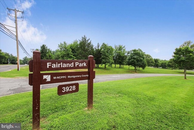 Building Photo - 2867 Shepperton Terrace