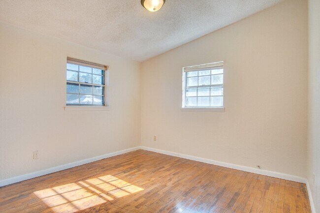 Building Photo - Pensacola 3BR Home with Bonus Den, Hardwood Floors & Fenced Backyard-Coming Available 8/17.