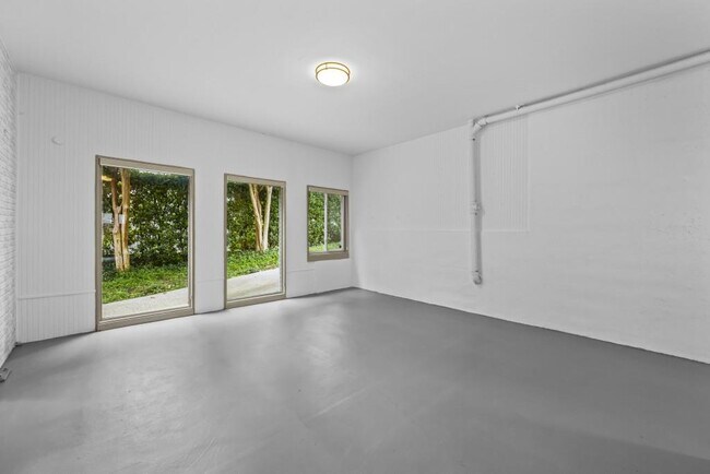Building Photo - 1742 Helen Dr NE