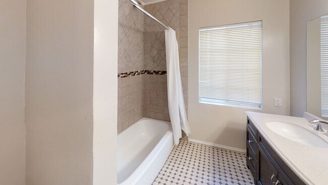 Building Photo - 8BD/4BA on Rockford! Great Yard!
