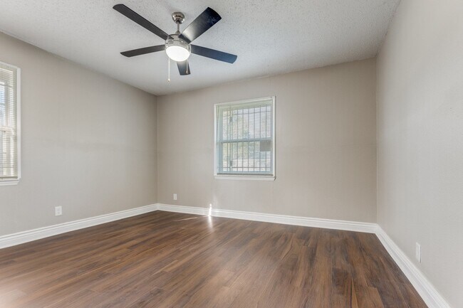 Building Photo - 9310 Forest View St