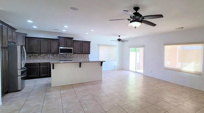 Building Photo - Hidden gem in prestigious community of Palm Desert - Convineant to access from everywhere.