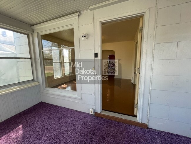 Building Photo - 509 E 1st- 3 bedroom single story house