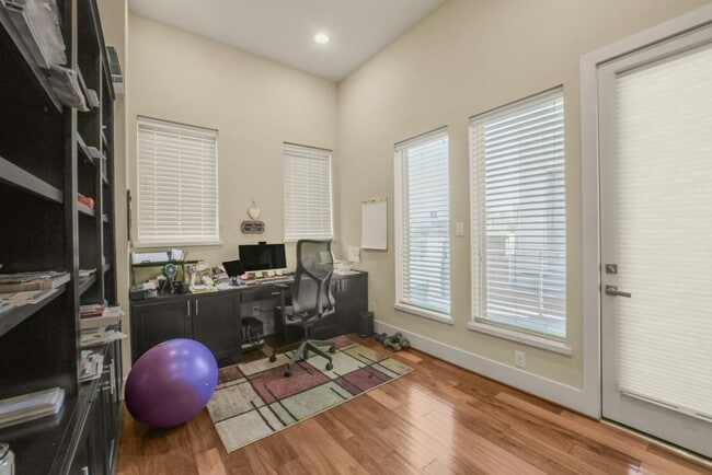 Building Photo - 5425A Hidalgo St
