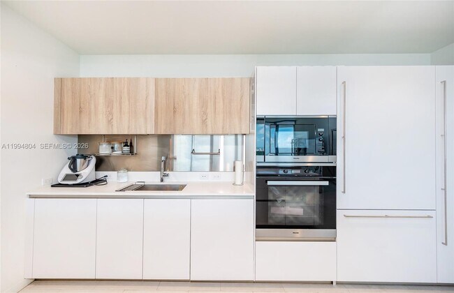 Building Photo - 1000 Brickell Plaza