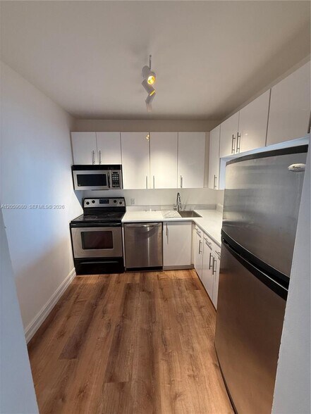 Building Photo - 1455 N Treasure Dr