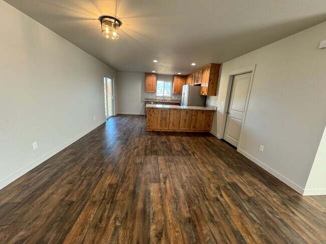 Building Photo - Newer 3 Bed 2 Bath Home In Roseburg