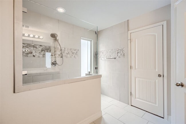 Building Photo - Home in Weston Oaks!