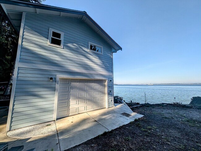 Building Photo - 1525 Colchester Dr E