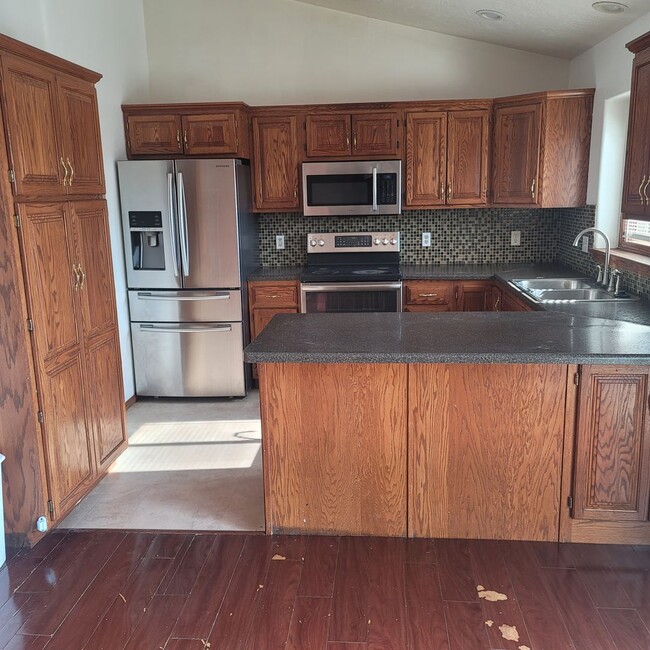 Building Photo - 3 bedroom, 2 bath, single family home.