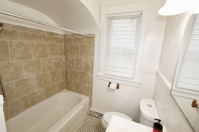 Building Photo - 1910 Chicago Ave