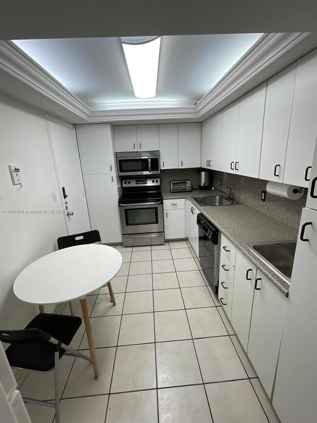 Building Photo - 5005 Collins Ave