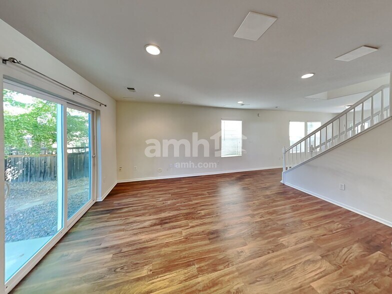 Building Photo - 2275 Coach House Loop