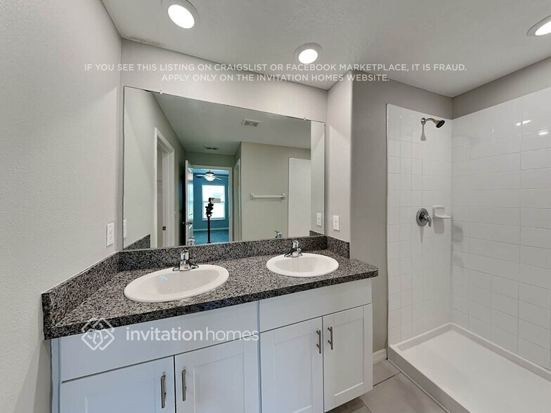 Building Photo - 15527 Miller Creek Dr