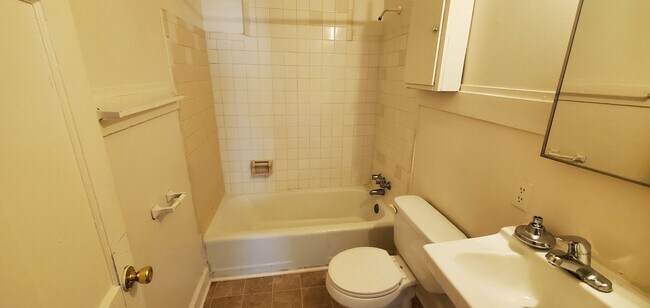 Building Photo - 3 Bedroom 1 Bathroom House