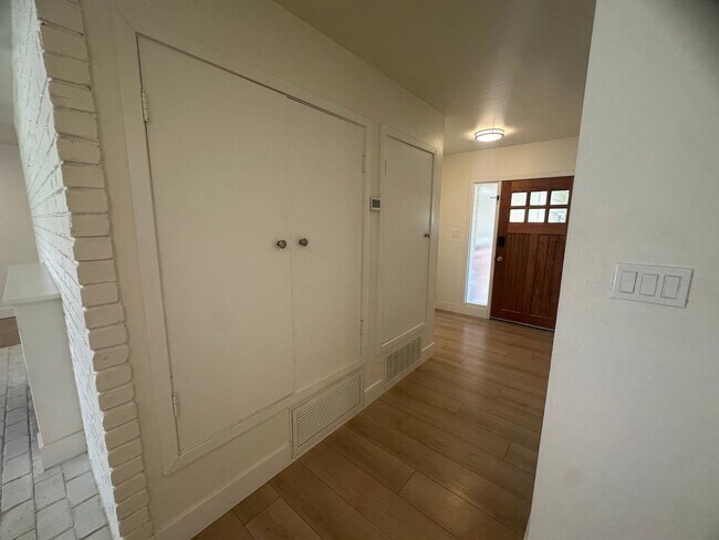 Building Photo - 9101 Rosewood Dr