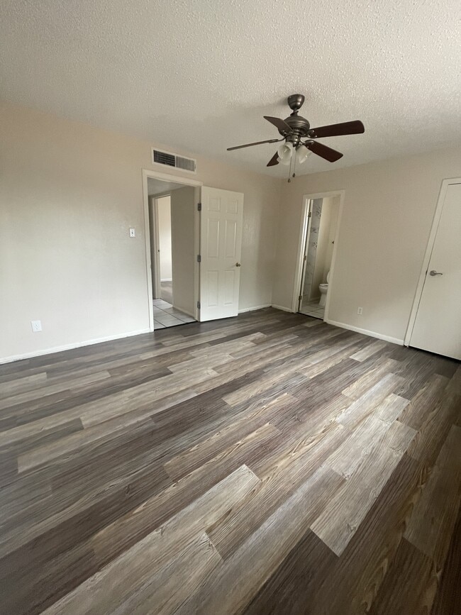 Building Photo - 10902 Bywood Dr