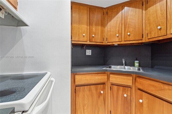 Building Photo - 1430 Brickell Bay Dr