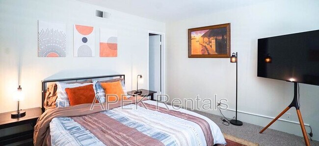 Building Photo - 5301 E Waverly Dr