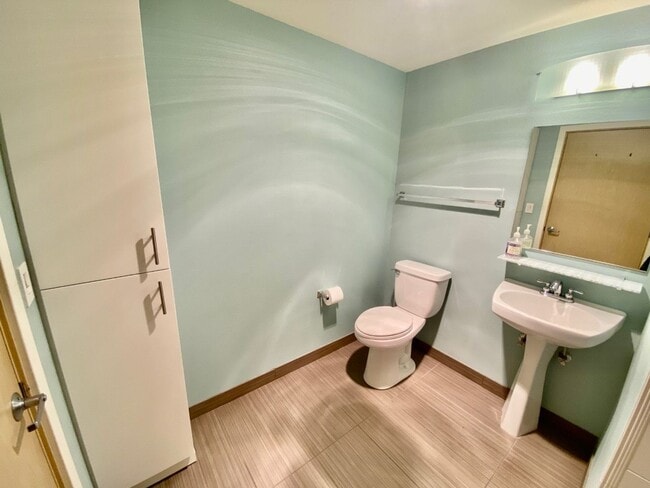 Building Photo - 1bd/1ba Seattle Condo