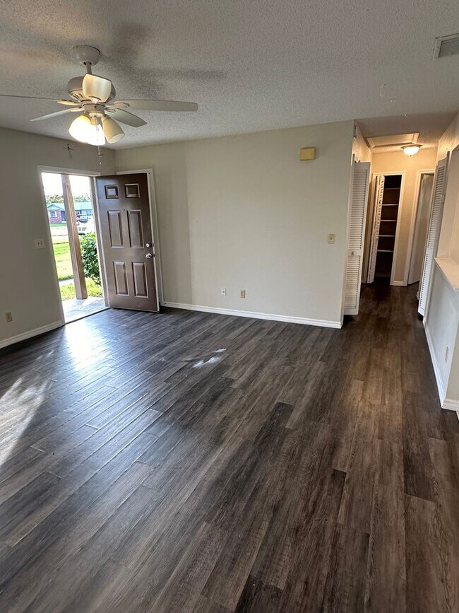 Building Photo - MOVE IN SPECIAL- Lovely 2/2 Duplex Home for Rent in St. Cloud