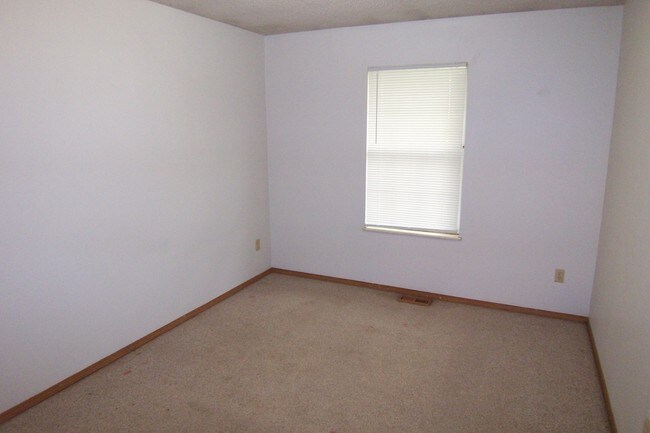 Building Photo - 2 Bedroom Duplex With Extra Large Bedrooms