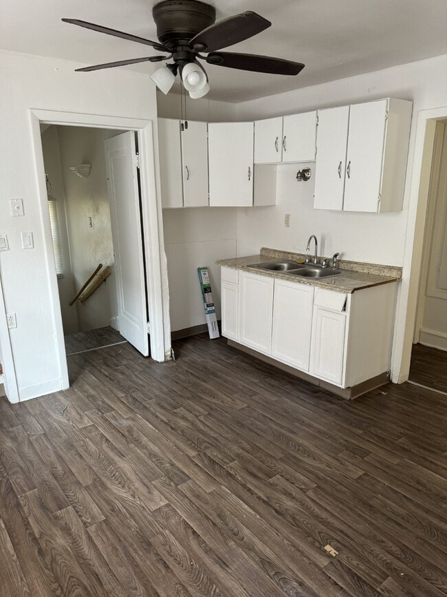 Building Photo - 4 Bedroom / 1 Bathroom