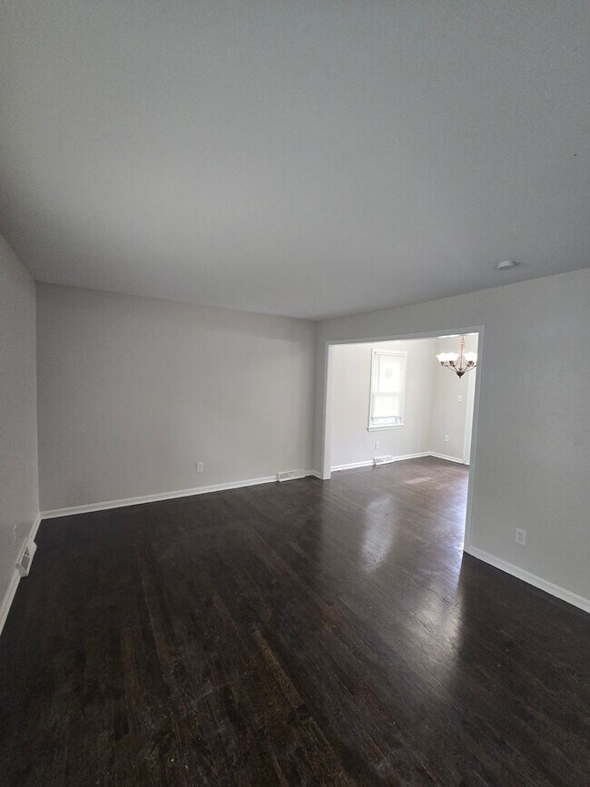 Building Photo - 4 bedrooms 2 bedroom fenced in yard