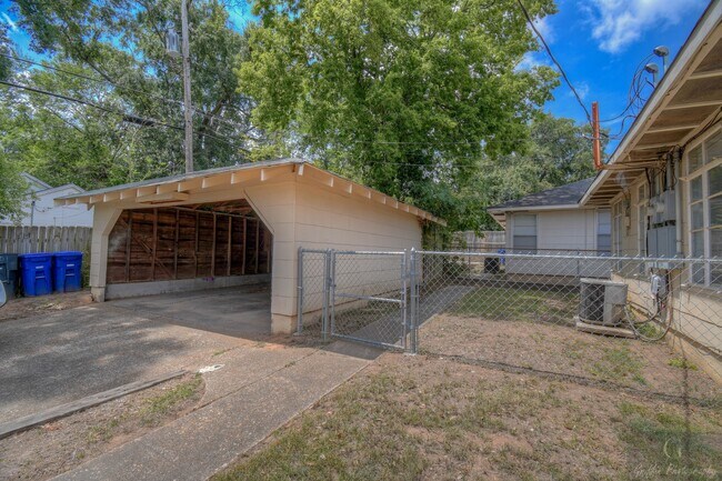 Building Photo - 701-703g