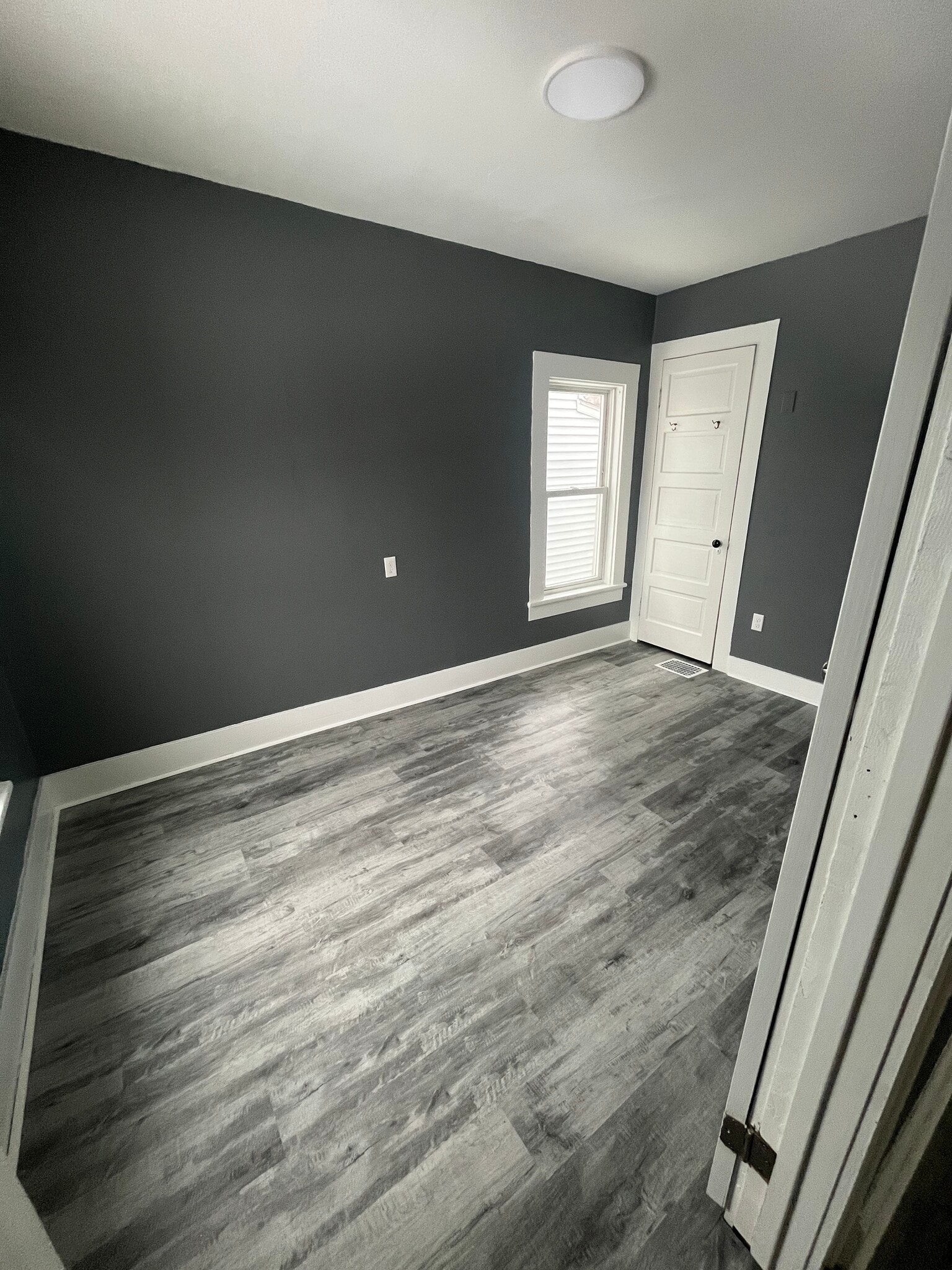 Building Photo - 313 E 7th St