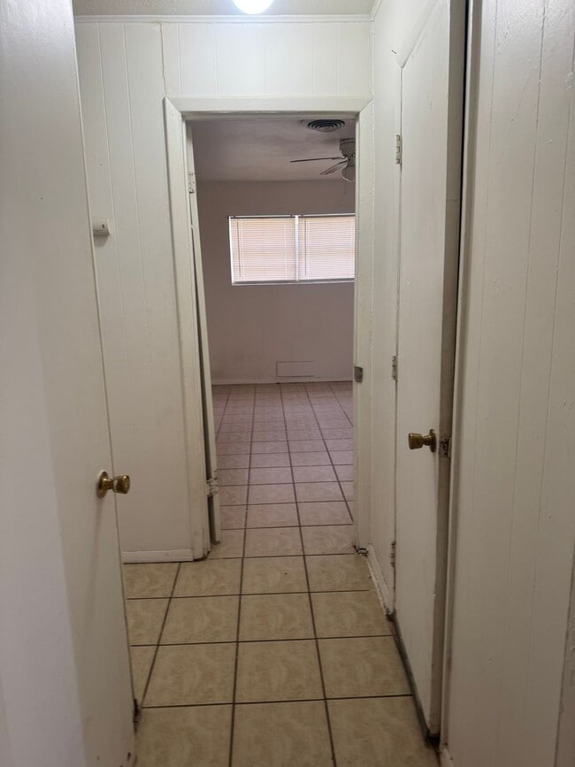 Building Photo - Large 2bedrooms 1bathroom bills separated ...