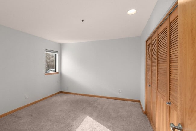 Building Photo - McCormick Pier - 1 bed/1 bath w/new paint/...