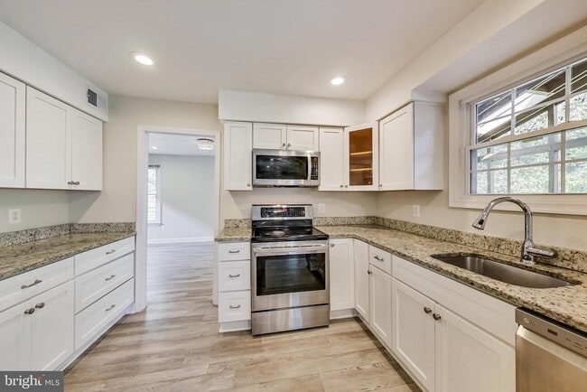 Building Photo - 12004 Montrose Village Terrace