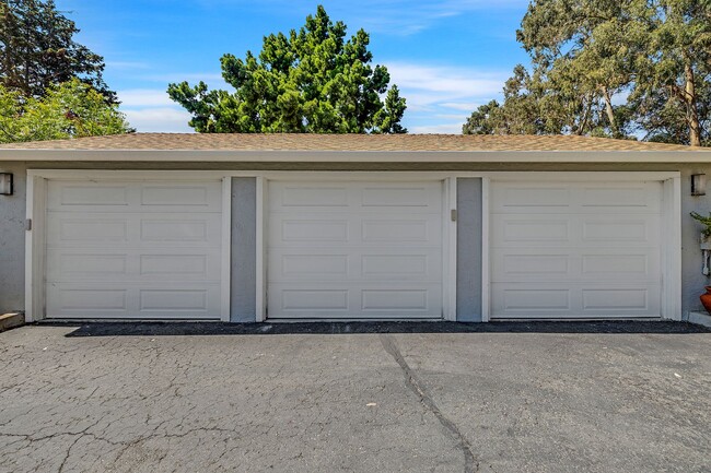 Building Photo - Large, Remodeled 3Bed/2.5Ba Townhome in Ha...