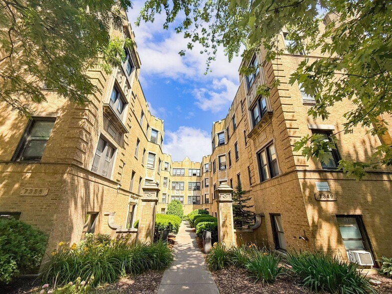 Building Photo - 7351 N Damen Ave