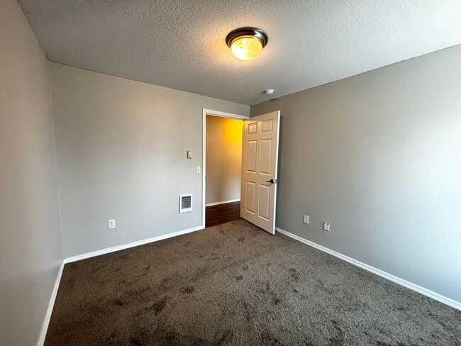 Building Photo - Modern Condo in Gresham near Glendoveer!